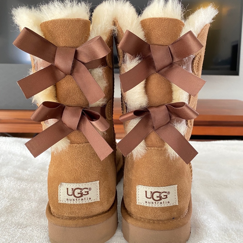 UGG BAILEY BOW - size 7 - never worn